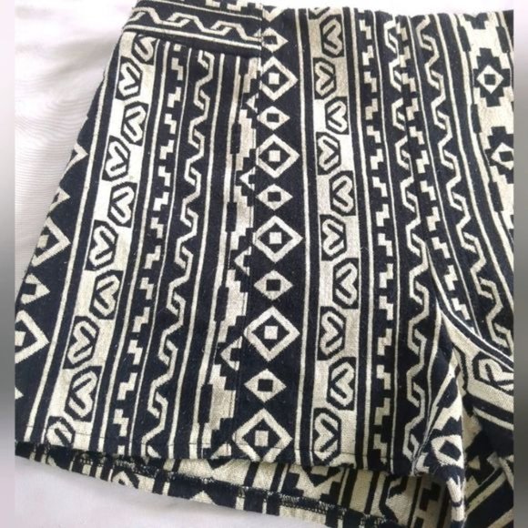 Forever 21 Black and White Aztec Geometric print boho short shorts size M - Picture 2 of 7